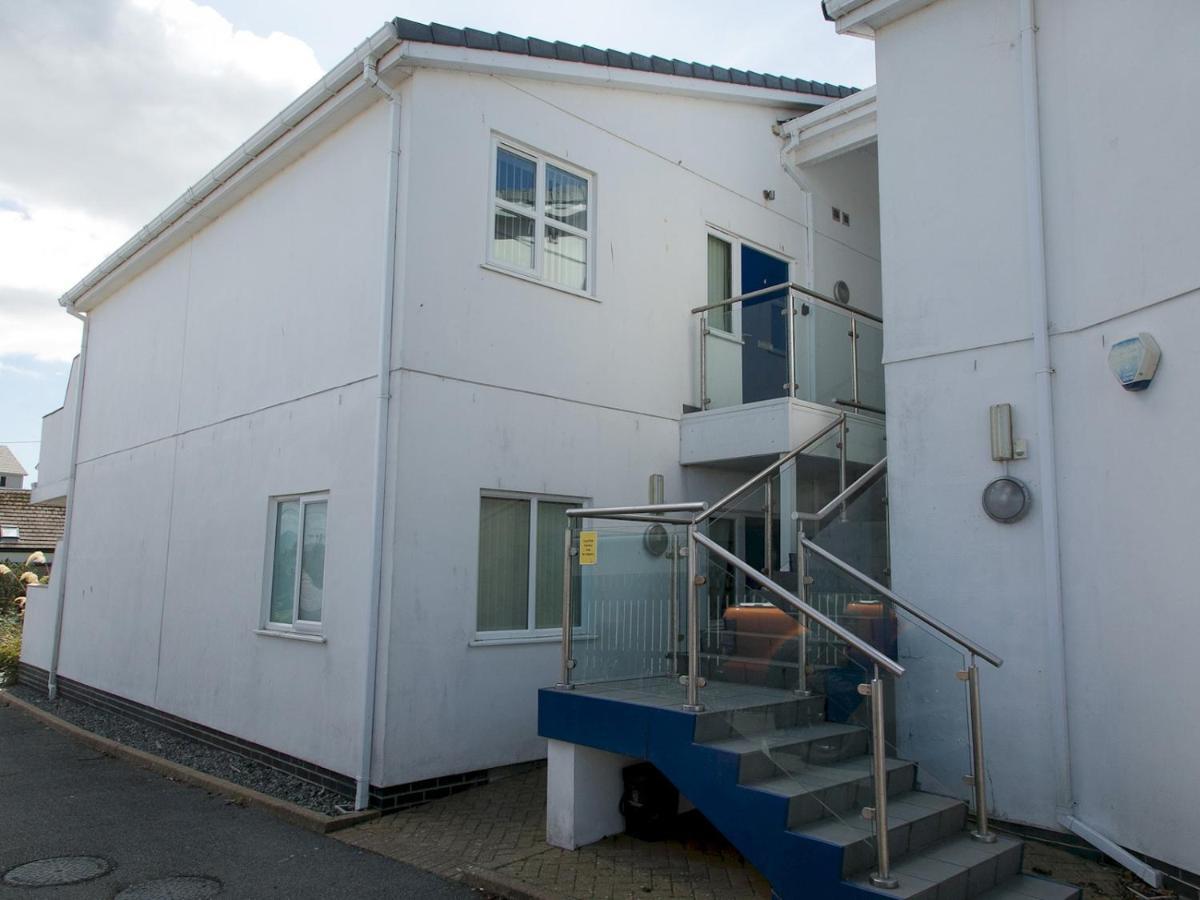 Pass The Keys 2 Bed Sea View Apartment With Balcony Parking Benllech Eksteriør billede
