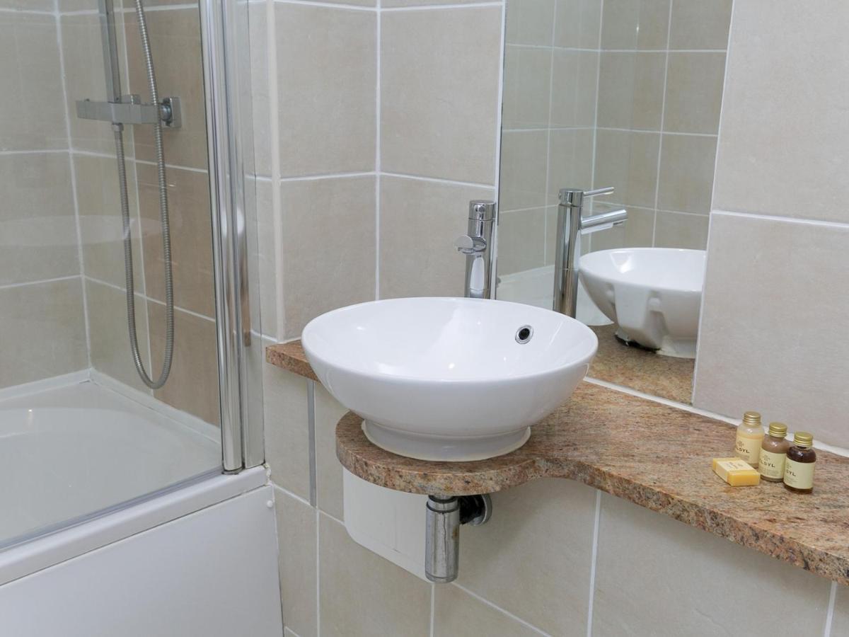 Pass The Keys 2 Bed Sea View Apartment With Balcony Parking Benllech Eksteriør billede