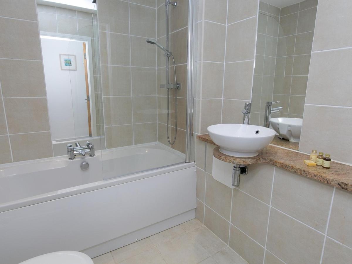 Pass The Keys 2 Bed Sea View Apartment With Balcony Parking Benllech Eksteriør billede