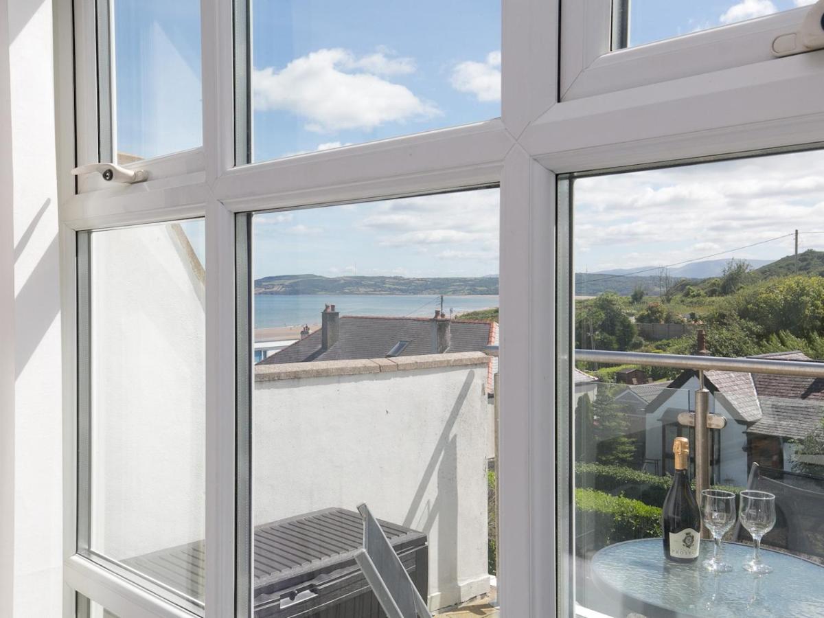 Pass The Keys 2 Bed Sea View Apartment With Balcony Parking Benllech Eksteriør billede